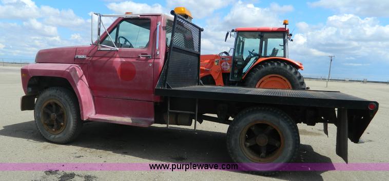 image for item J5131 1990 Ford F600 flatbed truck