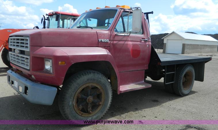 image for item J5131 1990 Ford F600 flatbed truck