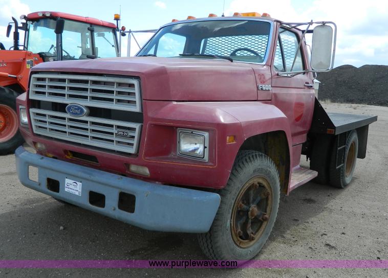 image for item J5131 1990 Ford F600 flatbed truck