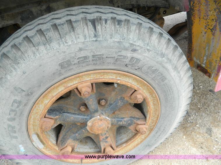 image for item J5131 1990 Ford F600 flatbed truck