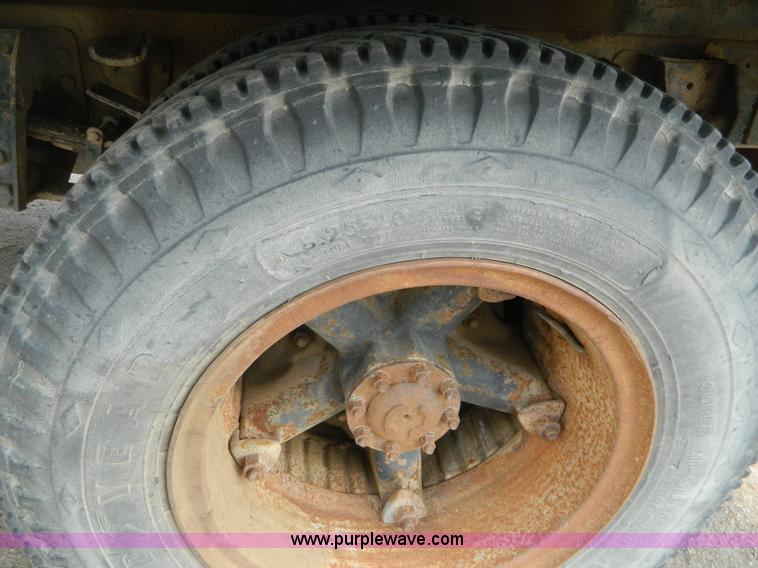 image for item J5131 1990 Ford F600 flatbed truck