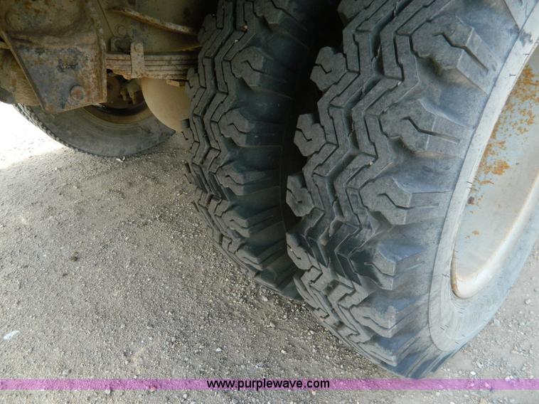 image for item J5131 1990 Ford F600 flatbed truck