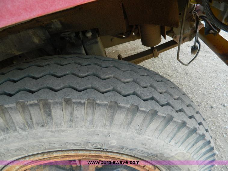 image for item J5131 1990 Ford F600 flatbed truck