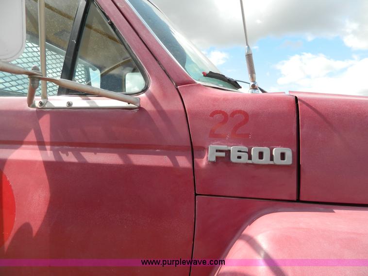 image for item J5131 1990 Ford F600 flatbed truck