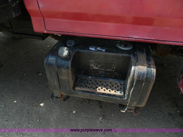 image for item J5131 1990 Ford F600 flatbed truck