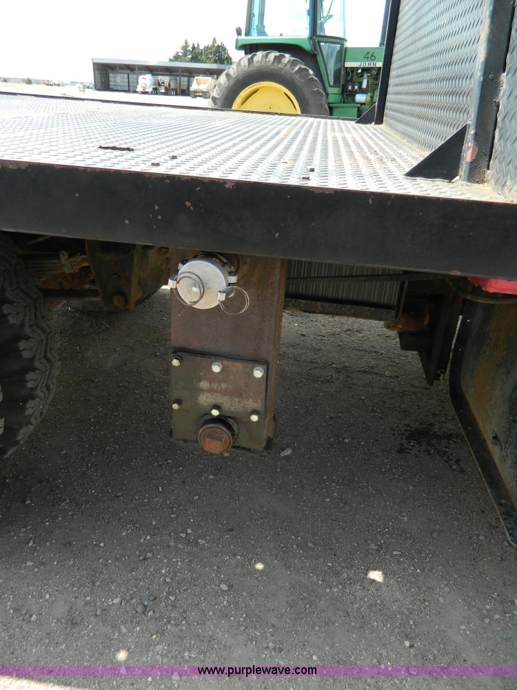 image for item J5131 1990 Ford F600 flatbed truck