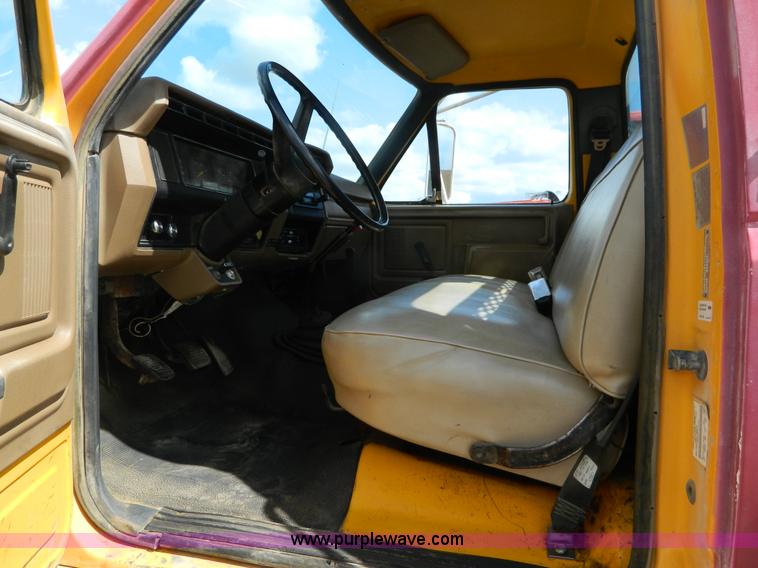 image for item J5131 1990 Ford F600 flatbed truck