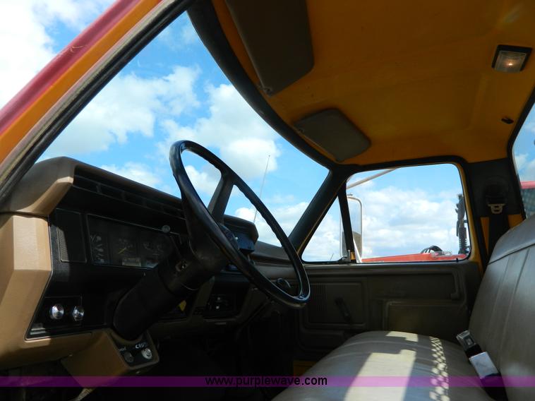 image for item J5131 1990 Ford F600 flatbed truck