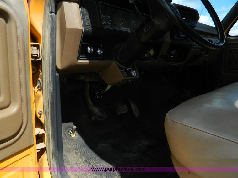 image for item J5131 1990 Ford F600 flatbed truck