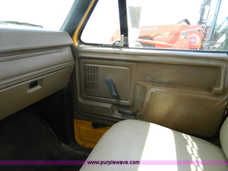 image for item J5131 1990 Ford F600 flatbed truck