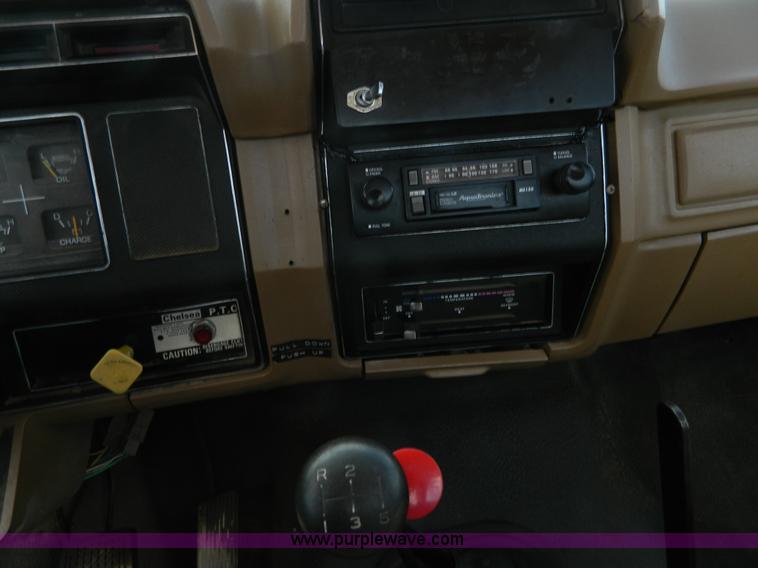 image for item J5131 1990 Ford F600 flatbed truck