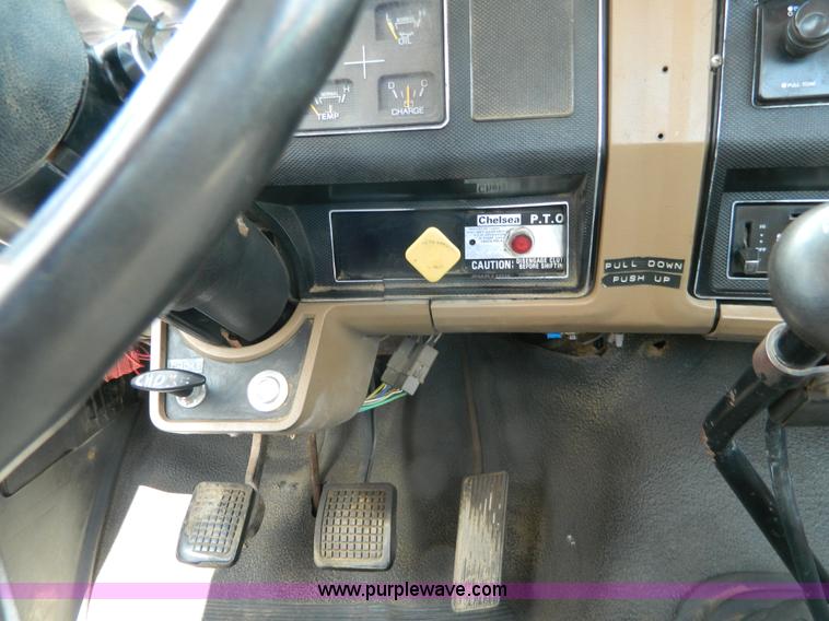 image for item J5131 1990 Ford F600 flatbed truck