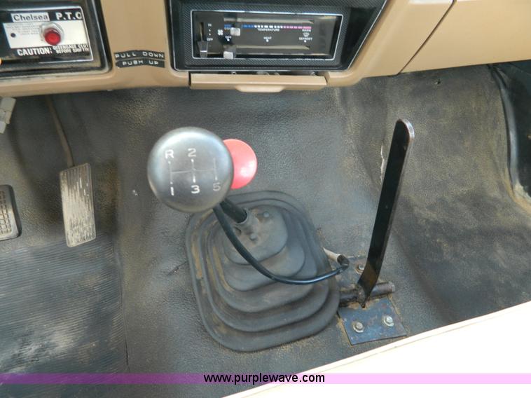 image for item J5131 1990 Ford F600 flatbed truck