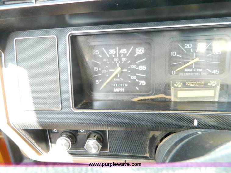 image for item J5131 1990 Ford F600 flatbed truck