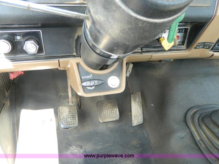 image for item J5131 1990 Ford F600 flatbed truck