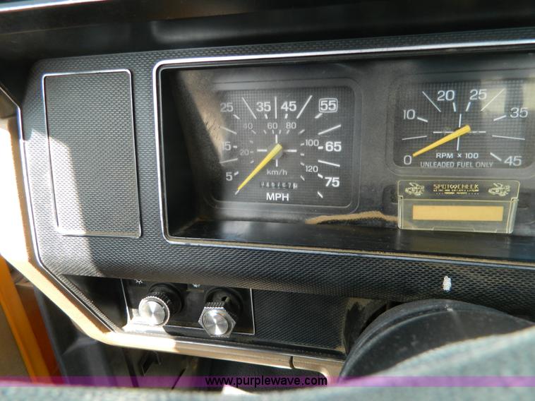 image for item J5131 1990 Ford F600 flatbed truck