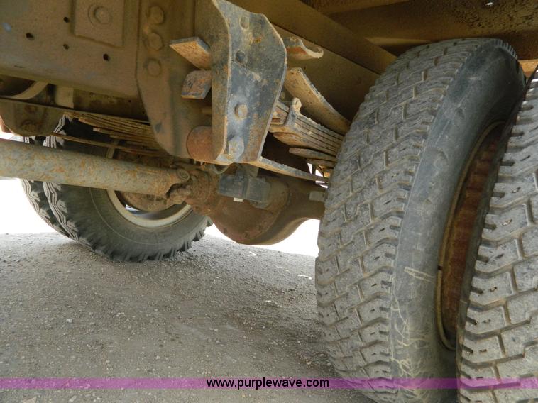 image for item J5131 1990 Ford F600 flatbed truck