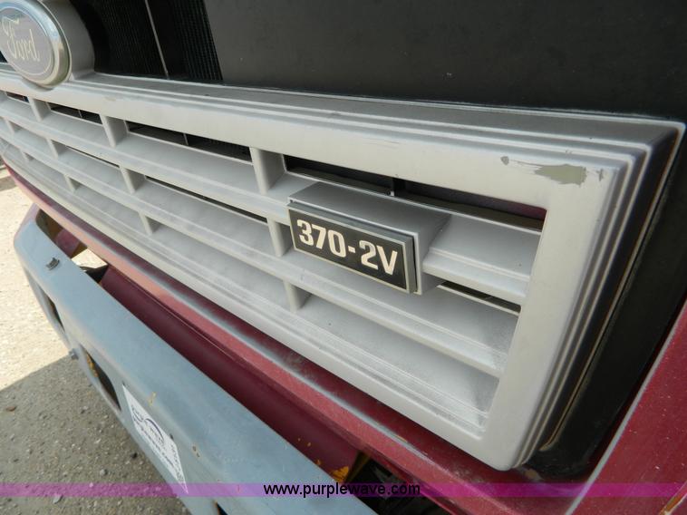 image for item J5131 1990 Ford F600 flatbed truck