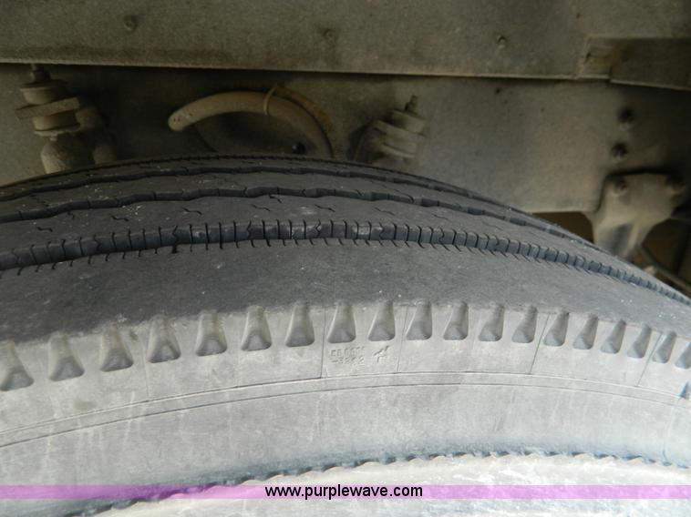 image for item J8979 1996 Thomas Built Saf-T-Liner ER school bus