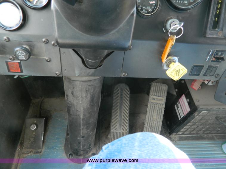 image for item J8979 1996 Thomas Built Saf-T-Liner ER school bus