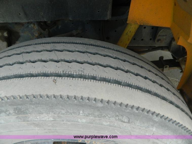 image for item J8980 1994 International 3800 school bus