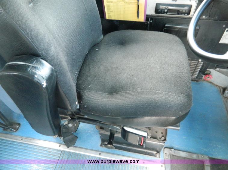 image for item J8980 1994 International 3800 school bus