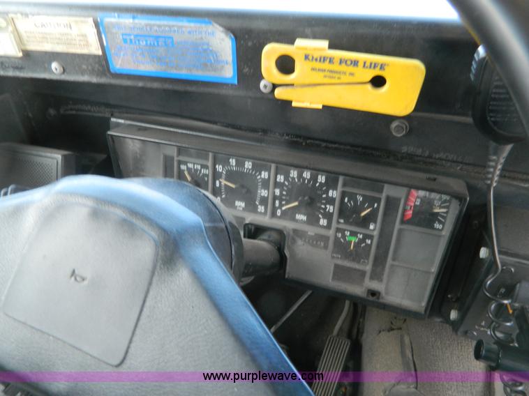image for item J8980 1994 International 3800 school bus