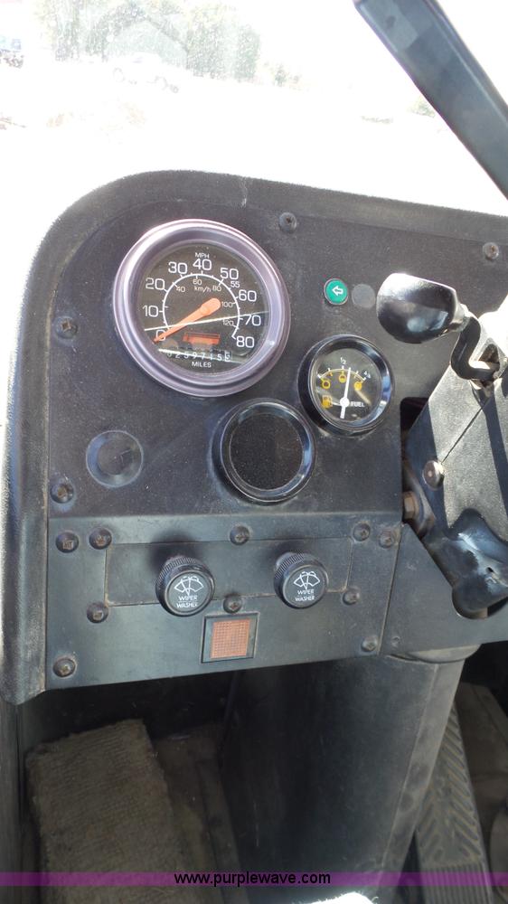 image for item J8985 1995 Thomas Built Saf-T-Liner MVP school bus