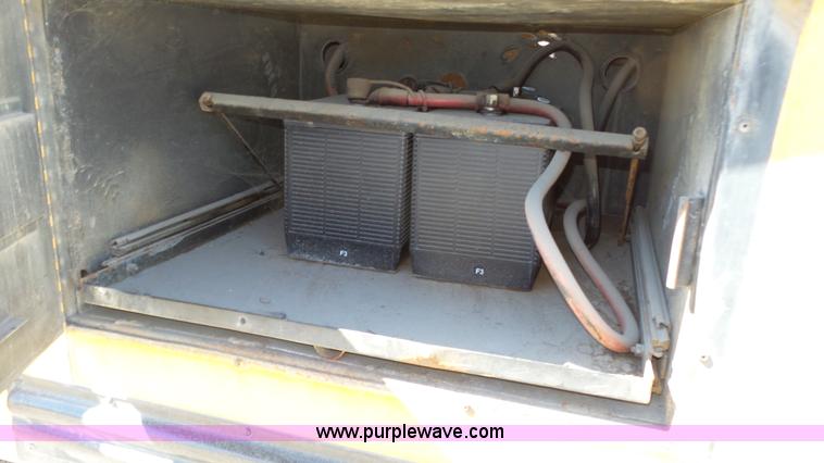 image for item J8985 1995 Thomas Built Saf-T-Liner MVP school bus