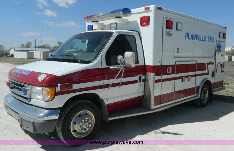 image for item J8986 2002 Ford 801 ambulance