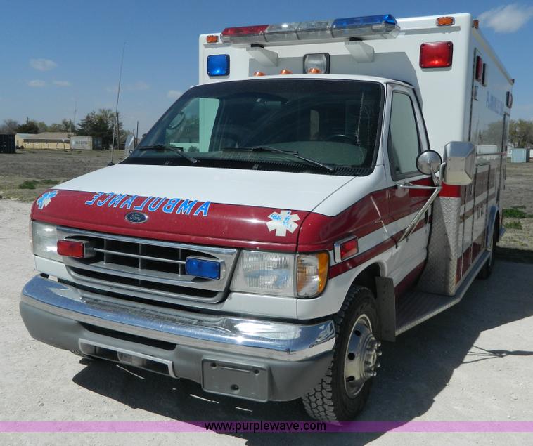 image for item J8986 2002 Ford 801 ambulance