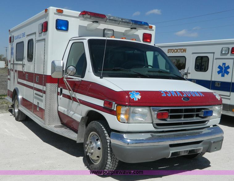 image for item J8986 2002 Ford 801 ambulance