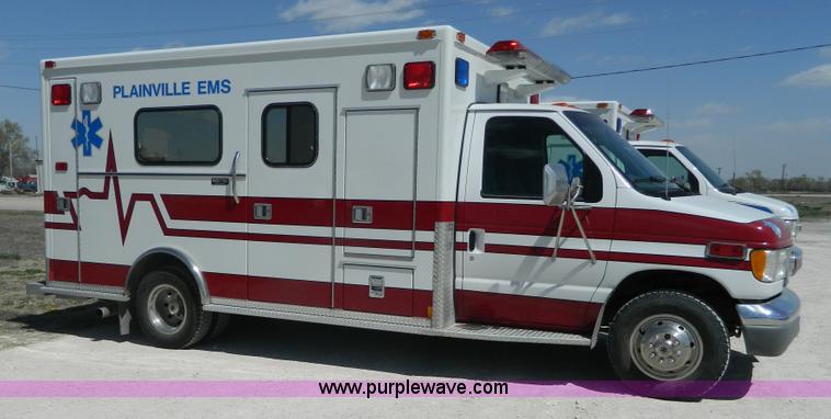 image for item J8986 2002 Ford 801 ambulance