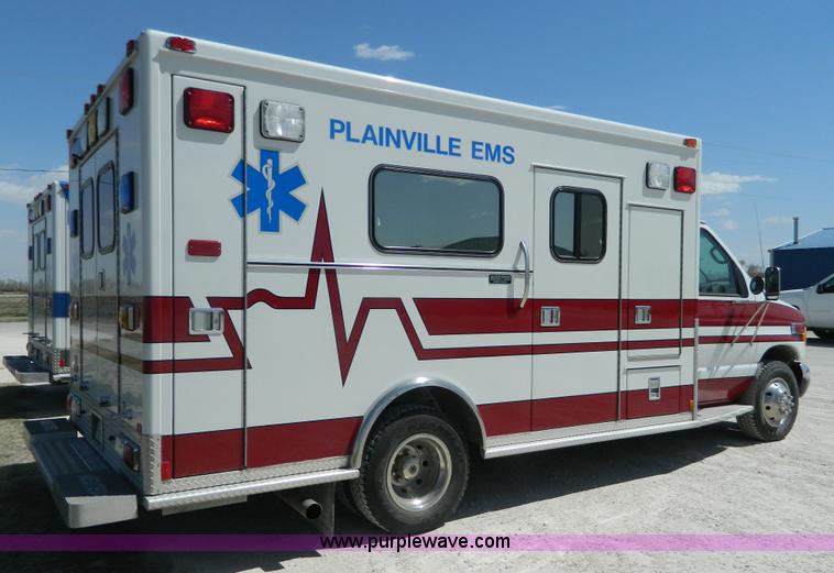 image for item J8986 2002 Ford 801 ambulance