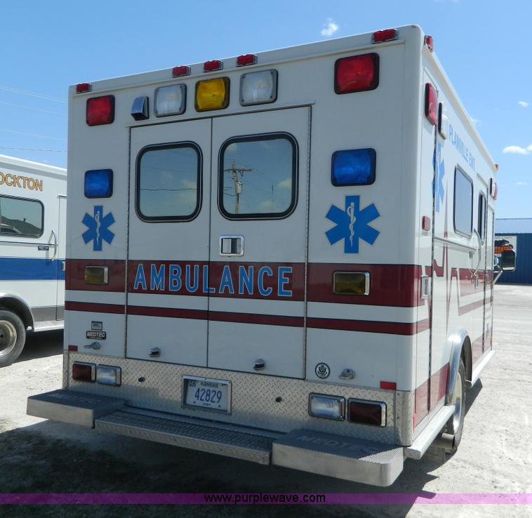image for item J8986 2002 Ford 801 ambulance