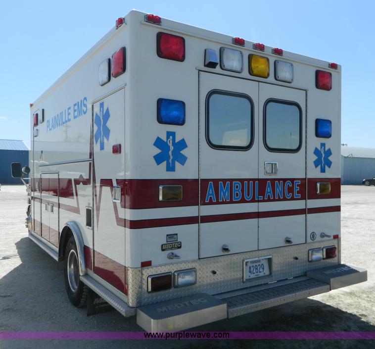 image for item J8986 2002 Ford 801 ambulance