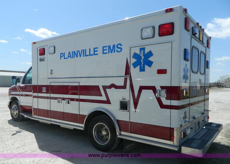 image for item J8986 2002 Ford 801 ambulance