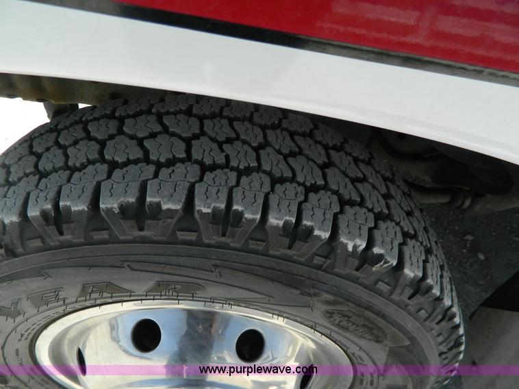 image for item J8986 2002 Ford 801 ambulance