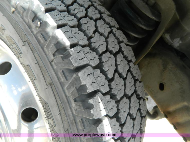 image for item J8986 2002 Ford 801 ambulance