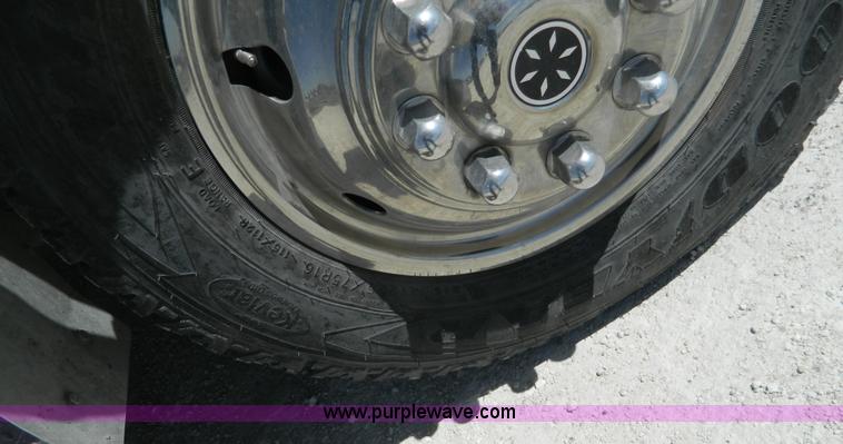 image for item J8986 2002 Ford 801 ambulance