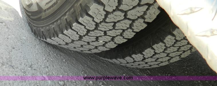 image for item J8986 2002 Ford 801 ambulance