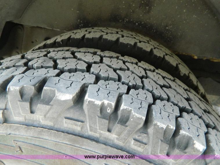 image for item J8986 2002 Ford 801 ambulance