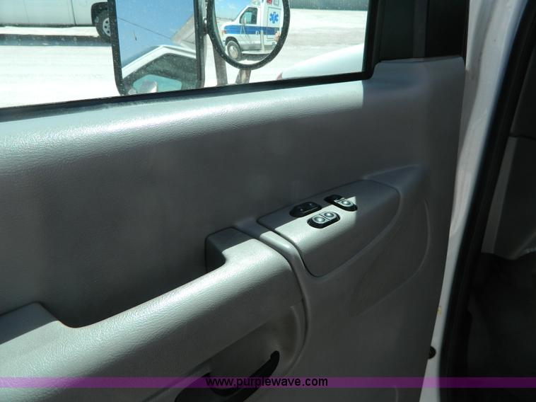 image for item J8986 2002 Ford 801 ambulance