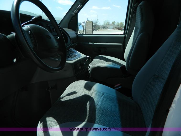 image for item J8986 2002 Ford 801 ambulance