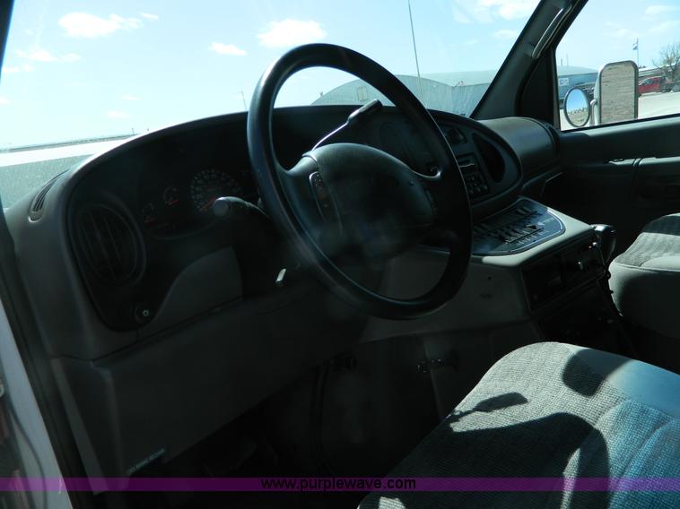 image for item J8986 2002 Ford 801 ambulance