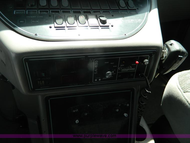 image for item J8986 2002 Ford 801 ambulance