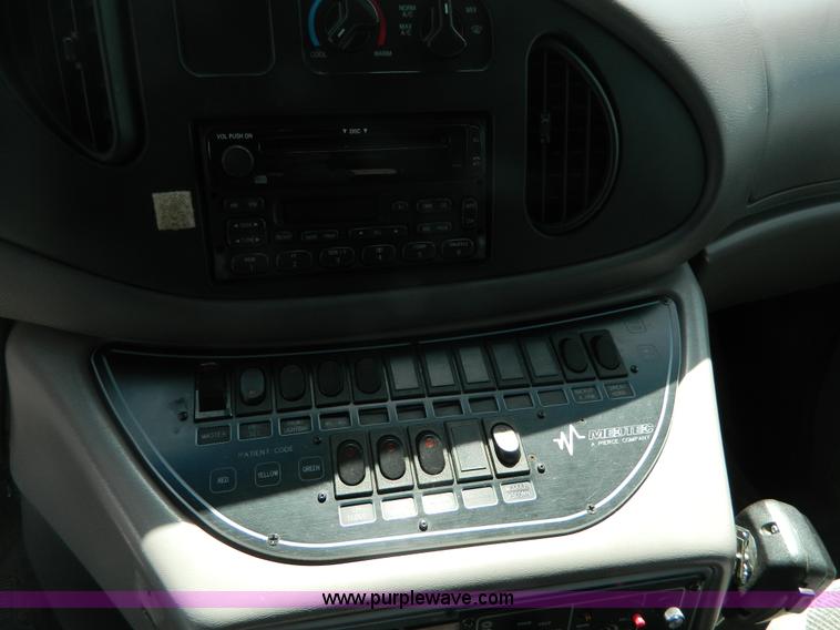 image for item J8986 2002 Ford 801 ambulance