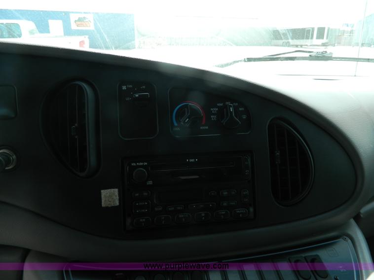 image for item J8986 2002 Ford 801 ambulance