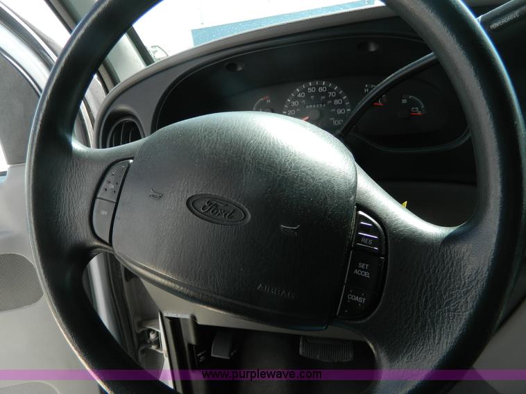 image for item J8986 2002 Ford 801 ambulance