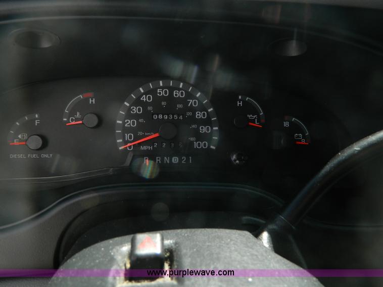 image for item J8986 2002 Ford 801 ambulance